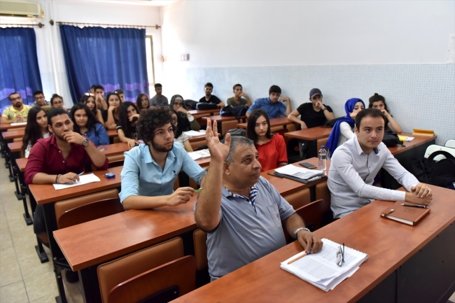 57 yaşında hem öğretmen hem öğrenci